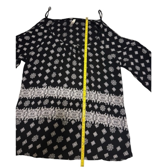 Elan Black and White Boho Pattern Open Shoulder Shirt - Picture 9 of 10